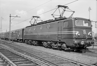 151562 Afbeelding van de electrische locomotief nr. 1310 (serie 1300) van de N.S. met rijtuigen plan E op het ...